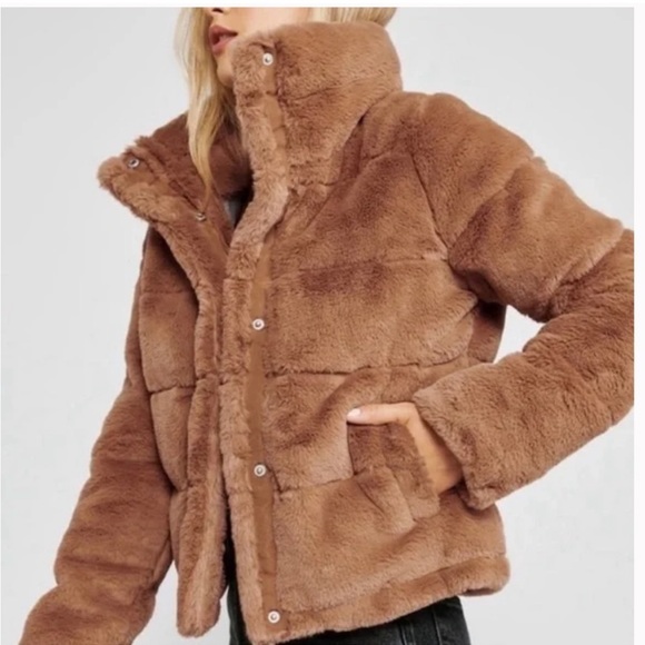 Abercrombie & Fitch: Mini Faux Fur Puffer Jacket. Size: Small. - Picture 2 of 6